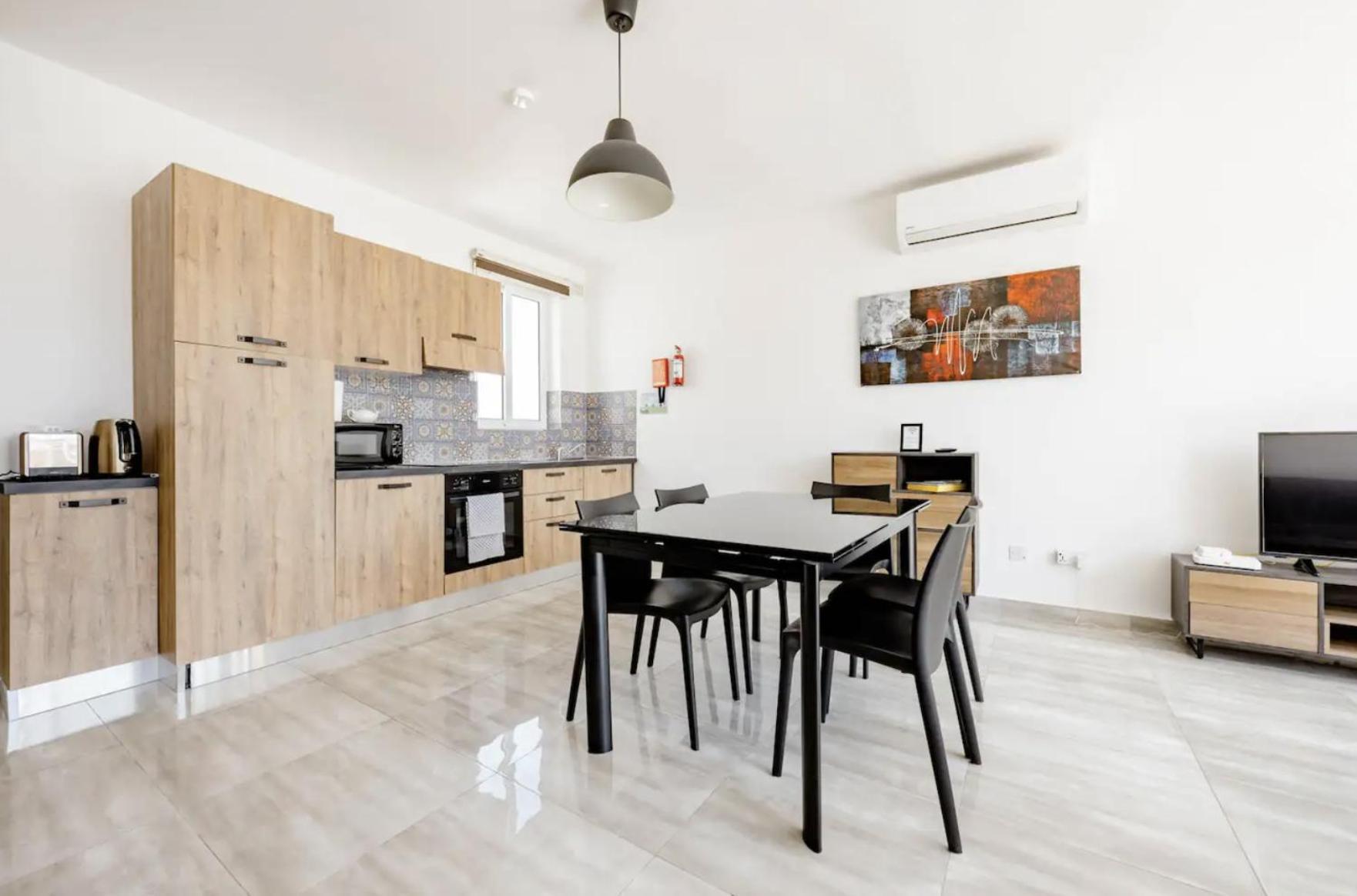 F12 Room 2, Private Room Two Single Beds Privated Bathroom In Shared Flat มซิดา ภายนอก รูปภาพ