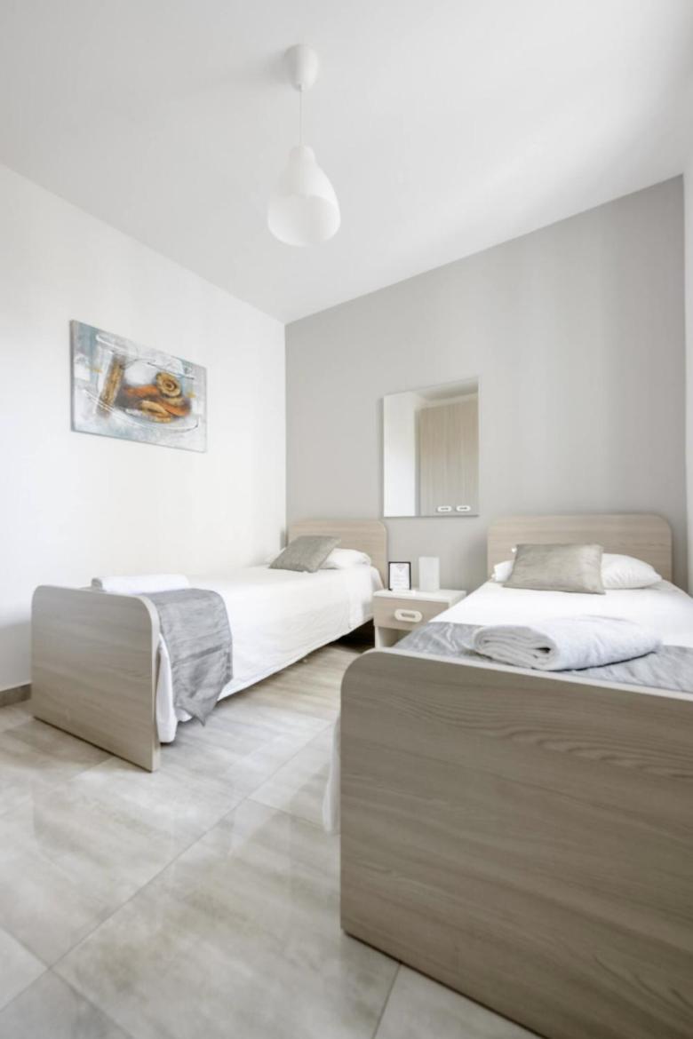 F12 Room 2, Private Room Two Single Beds Privated Bathroom In Shared Flat มซิดา ภายนอก รูปภาพ